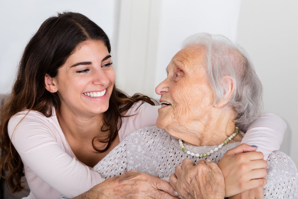 Seniorin und Enkeltochter