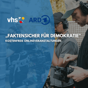 Zwei Personen arbeiten mit Kamera und Tonaufnahmegerät an einem Filmset im Freien. Über dem Foto liegt ein halbtransparenter blauer Farbverlauf mit den Logos von VHS und ARD. Darauf steht der Text: „In der neuen vhs-Reihe stellen ARD-Journalist*innen ihre Arbeit vor und laden zum Austausch ein. ‚Faktensicher für Demokratie‘ – Kostenfreie Onlineveranstaltungen.“