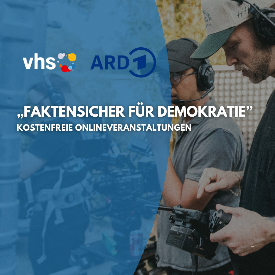 Zwei Personen arbeiten mit Kamera und Tonaufnahmegerät an einem Filmset im Freien. Über dem Foto liegt ein halbtransparenter blauer Farbverlauf mit den Logos von VHS und ARD. Darauf steht der Text: „In der neuen vhs-Reihe stellen ARD-Journalist*innen ihre Arbeit vor und laden zum Austausch ein. ‚Faktensicher für Demokratie‘ – Kostenfreie Onlineveranstaltungen.“